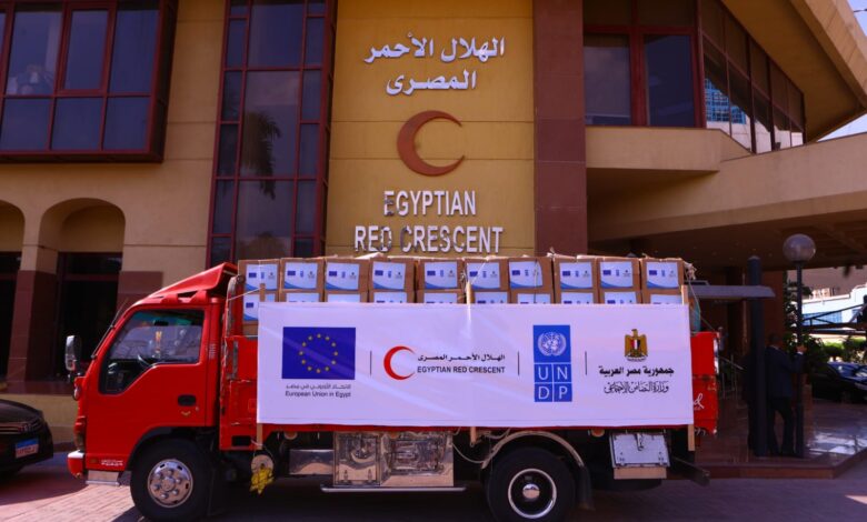 مساعدات الهلال الأحمر المصري للفارين من السودان