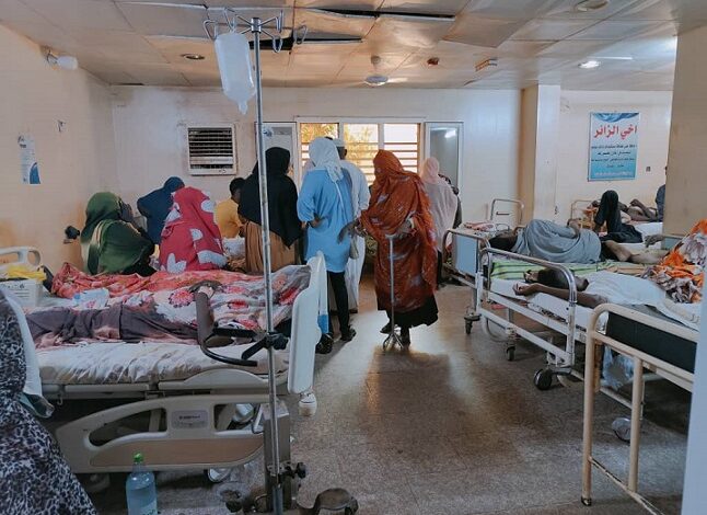 دعم المرضى الذين عولجوا في منظمة أطباء بلا حدود مستشفى الناو في أم درمان، شمال غرب الخرطوم، حيث يدور قتال عنيف