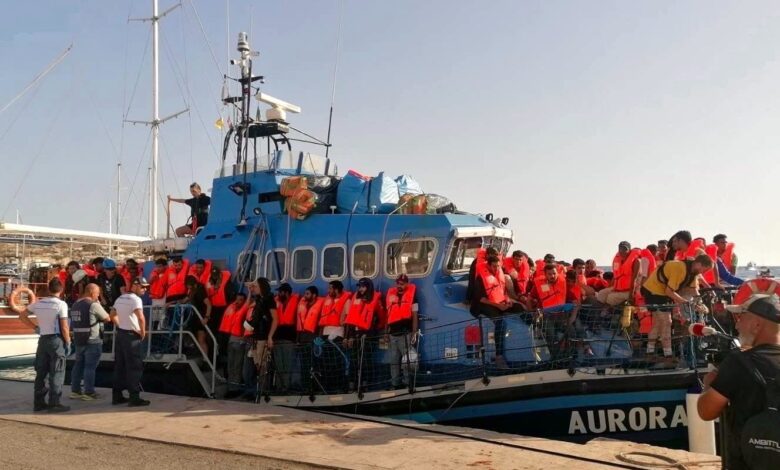 سفينة إنقاذ المهاجرين أرورا المحتجزة في إيطاليا