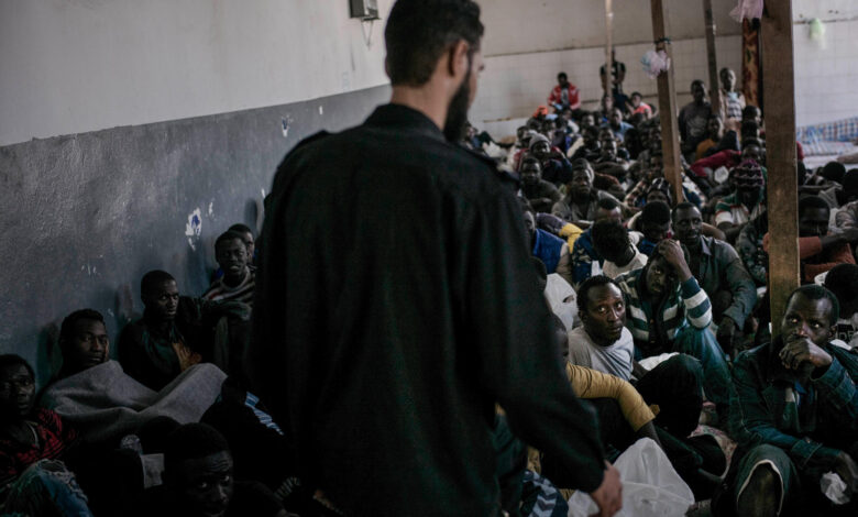 مهاجرون داخل مركز احتجاز في ليبيا