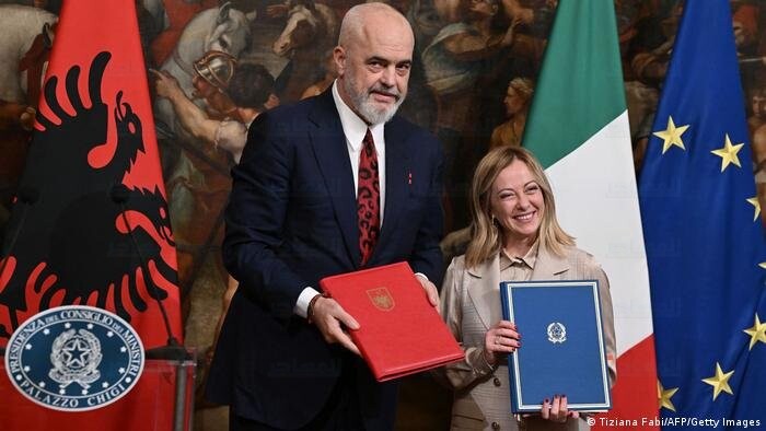 بعد توقيع الاتفاق بين رئيسة وزراء إيطاليا ورئيس الوزراء الألباني